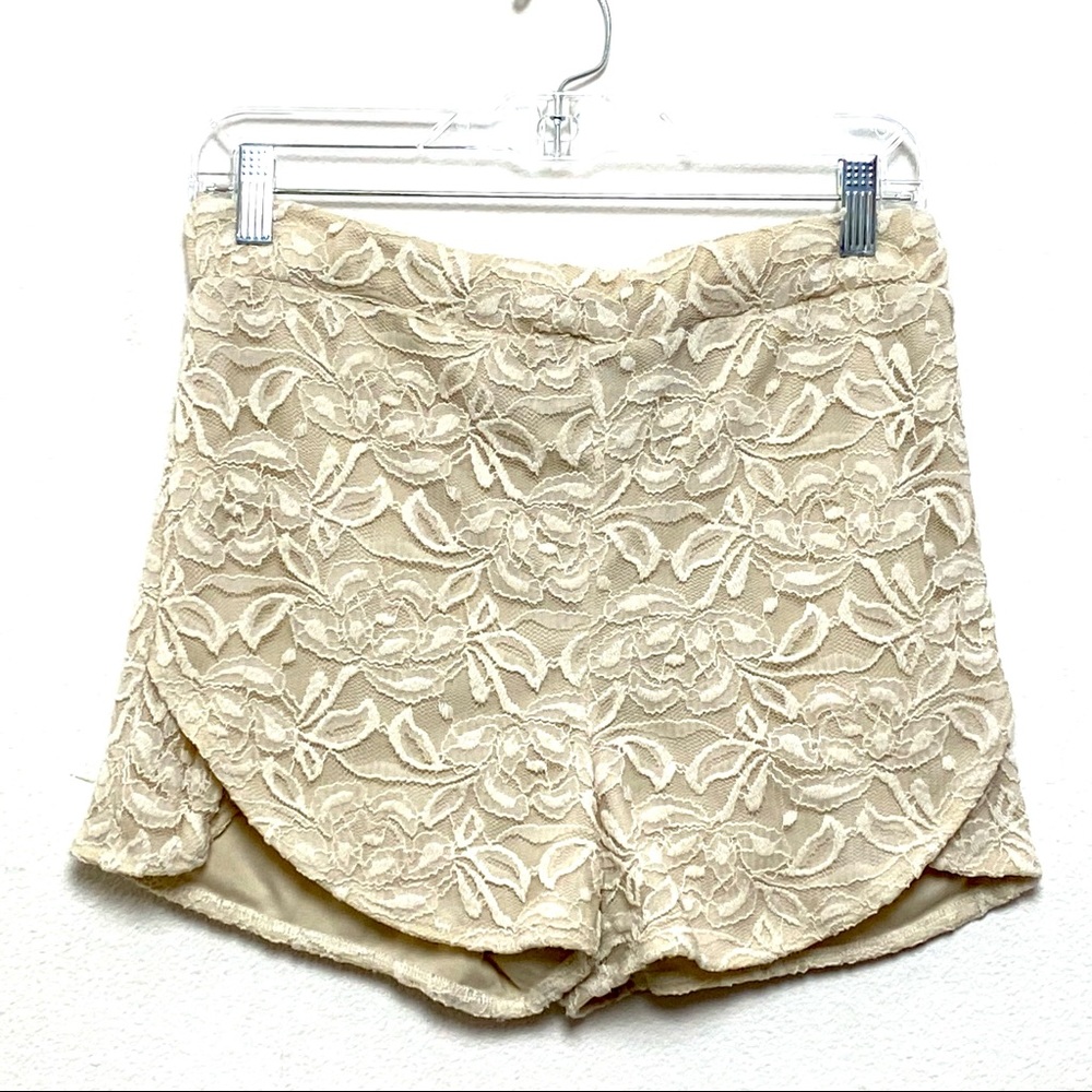 Cream Lace Charlotte ruse shorts- Size XL (EUC)
